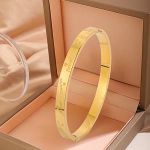 TEMU 남녀공용 우아한 스테인리스 스틸 러브 팔찌 - 골드톤, 하트 조각이 있는 디자인, 일상 착용, 결혼식, 기념일, 발렌타인데이, 추수감사절 및 새해 선물에 완벽함, 웨딩 주얼리 | 우아한 팔찌 | 광택 마감, 귀여운 팔찌