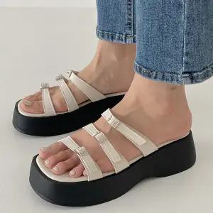 곰블리 3줄 버클 스트랩 통굽 슬리퍼 발편한 휴양지 르본 키높이 뮬