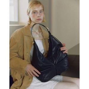 [NS홈쇼핑]JABA4F219 질스튜어트 [보우백] 블랙 소프트 고트레더 셔링 숄더백 L..