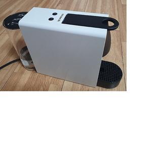 네스프레소 에센자 미니 C30