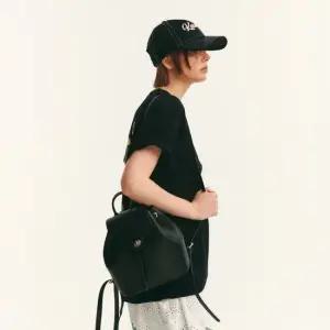 루나 레더 플랩 백팩 1474 블랙