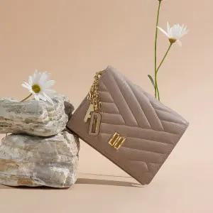 [닥스](강남점)DCWA5F208I2 [CARLISLE] 베이지 칼라일 엠보 가죽 골드DD 카드지갑