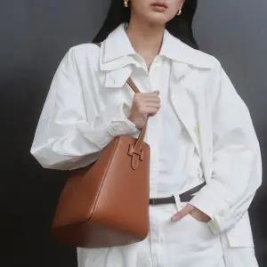 [헤지스]엣지백 시그니처 H 브라운 레더 숄더M HIBA5F317W2_s