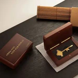 한국기업금거래소 24K 순금프레스열쇠 미니우드케이스 1.875g 행운 황금선물