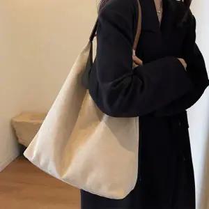 여성 가을 대형 스웨이드 배색 숄더백 하객 스타일