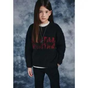 [갤러리아] (블루테일) *AZH4SW01BK 레터 자카드 크루넥 스웨터