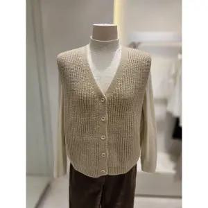 [SOUP](신세계 사우스시티) 브이넥 단추 니트 베스트 (SBAVK31)