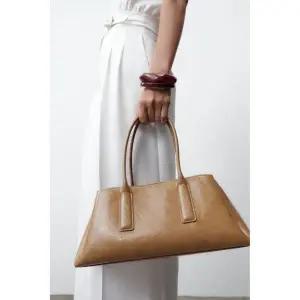 [국내배송] 자라 크랙 효과 시티백 - 베이지