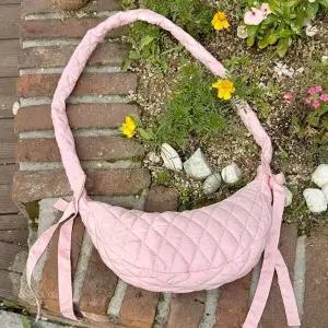 [아도라하우스]어반백 여성크로스백 리본 퀼팅 크로스백URB_W637