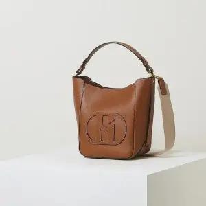 [헤지스](대전신세계)[HAZZYS ACC] 브라운 로고패치 소가죽 토트백 HIBA5E251W2