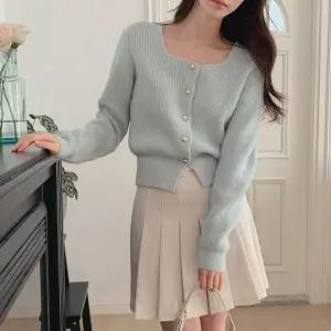 [모어렌] [MADE] 리디안 골드 버튼 스퀘어넥 니트[tcd0390]