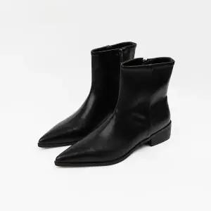 [롯데백화점]신난다슈 여성 앵클 부츠 4cm 여자 스틸레토 숏 앵글 부츠 발편한 통굽 LO258914 블랙