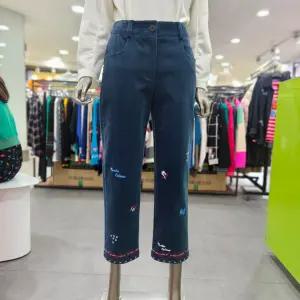 베네통/애플아울렛/크런키 밑단 자수 배기 팬츠 BAPTA6561