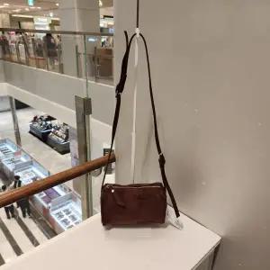 [발리스윗](김해점)라운드스웨이드쁘띠크로스백SP9ZAB10