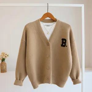 [잇수다] 비링트 레터링 자수 루즈핏 브이넥 니트 가디건