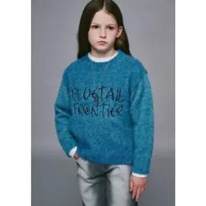 [갤러리아] (블루테일) *AZH4SW02GN 레터 자수 크루넥 스웨터