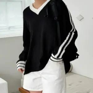 우아하고 세련된 루즈한 패션 티셔츠 니트 소재 소프트 두줄 브이넥 포인트 간절기 캐주얼