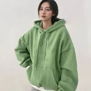 넉넉한 핏으로 자연스럽게 체형을 커버해주는 캘리포 디자인 후드티 캐주얼한 분위기