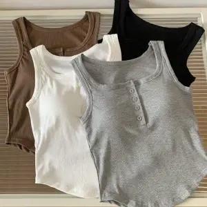 자연스러운 밀착핏 돋보이는 바디라인 여름 베이직 민소매 패션 앞단추 포인트 데일리룩