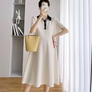 부드럽고 베이직한 소재로 편안하게 착용 가능 카라 배색 포인트 단추 임산부 원피스 미디 패션