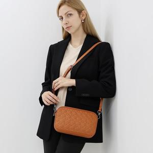 [여주점][힐링그래스][선물증정][무료반품] 퀼팅 소가죽 크로스 카메라백 HGSS7777BR