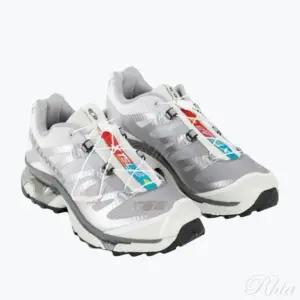 살로몬 XT 4 OG 샤크/던 블루/메탈 L47568400