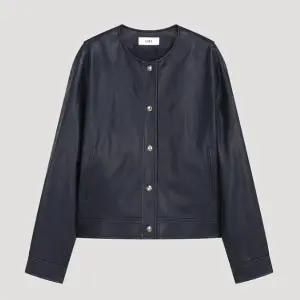 [롯데백화점]리스트 라운드넥 레더 점퍼 자켓 (TWWJKP52110)