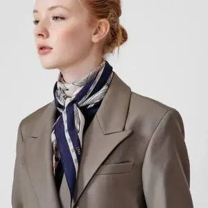 [닥스](강남점)DCSC5F351N2 [SILK100%] 네이비 체크플라워 마름모 실크스카프