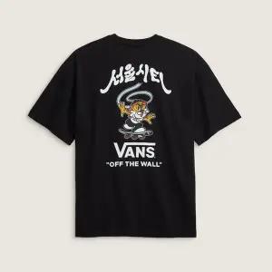 갤러리아 (공용) VANS 서울 타이거 티셔츠 (VN000W22BLK) 센터시티
