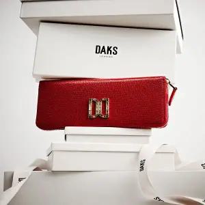 [닥스](센텀시티점)[25FW][프리미엄] [ALEXA] 알렉사 레드 가죽 고급 크리스탈 장식 DD로고 지퍼돌이 장...