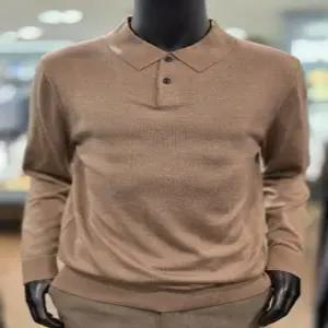 [바쏘옴므] Z3WT03ADE 25년 다크베이지 피케티셔츠 스타일 베이직 니트