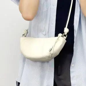 [다잇템] 여성 하프문 귀여운 양가죽 스트랩 크로와상 미니백