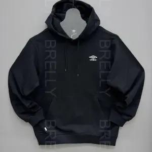 [국내백화점판] UMBRO 엄브로 25신상 에센셜 스몰로고 후드티셔츠 셋업 (블랙) UQ323CHD92