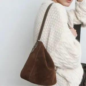 [헤지스](광주신세계)[H-EDGE][인기급상승] 엣지백 시그니처 H 브라운 스웨이드 숄더 M HIBA5F337W3