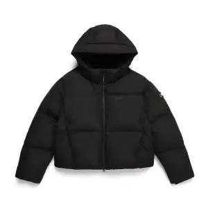 [내셔널지오그래픽] N244WDW851 여성 카이만 숏기장 구스 후디 다운 점퍼 CARBON BLACK