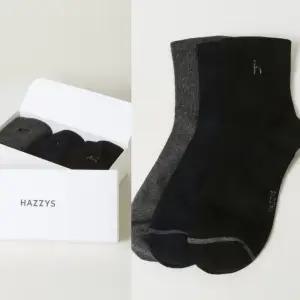 [AK플라자] [헤지스] 블랙 로고자수 면혼방 남성중목양말3종세트 HJSS5F300BK