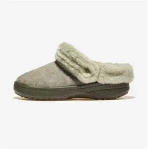 [그랜드스테이지] 크록스 클래식 언퍼게터블 스웨이드 클로그 CRS212106(GALACTIC GREY)