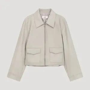 [롯데백화점]리스트 아웃 포켓 집업 페이크 레더 점퍼(TWWJPP52040)