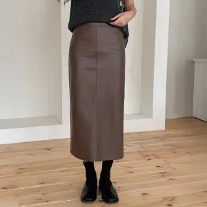 [코코블랑] 시트 레더 미디 스커트