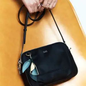 [닥스](센텀시티점)DCBA6E520BK [MISTY FLOWER] 블랙 플라워 참장식 나일론 크로스백