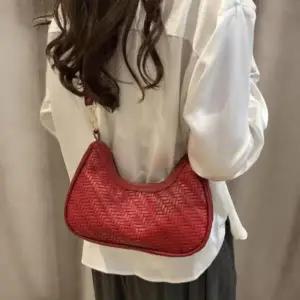 아트박스/신상오픈런 여성 가죽 엮음 디자인 크로스바디 미니 호보백