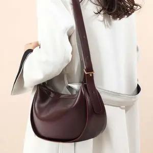 여성 가을룩 패션 숄더백 대학생 직장인 데일리백