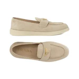 25FW 삼각 로고 스웨이드 로퍼 데저트베이지 1D222N 3LOL F0F24