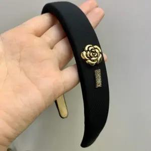 샤샤 까멜리아 금장 헤어밴드 블랙 명품 머리띠