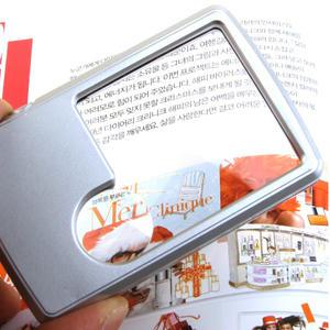 LED 카드형 돋보기/노인 할아버지 할머니 어르신 책 신문 확대경 휴대용 효도선물 독서경 조명 정밀작업