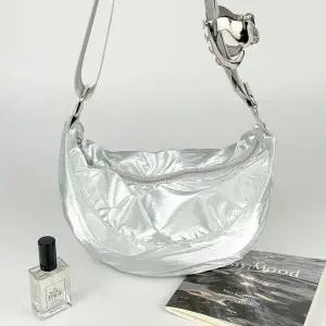 [하프클럽/]여자 실버 자크 검정 하프문 SS 크로스백