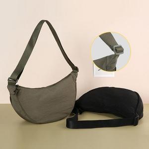 폴리 볼륨 패딩 크로스백 숄더백 반달 여성가방