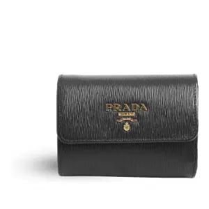 텍스처드 레더 브랜드 로고 스냅 클로저 지갑 1MH025 2B6P F0002 1Black