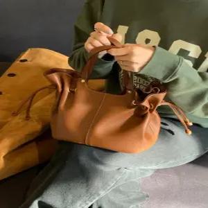 질스튜어트 뉴욕 액세서리 [럭키백] 브라운 복주머니형 토트백 S JABA5E923W2