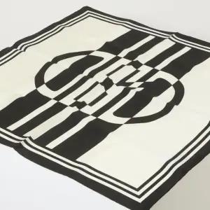 [헤지스](광주신세계)[스테디셀러][SILK100%] 블랙앤화이트 H20 사각 실크 스카프 HISC5E701BK